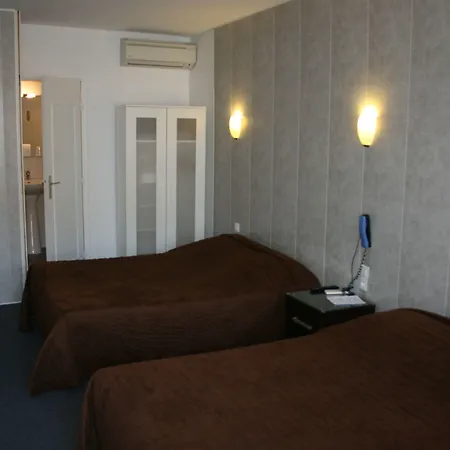 维拉酒店 2* 弗龙蒂尼昂